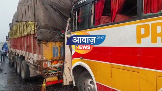 बस और ट्रक में जोरदार टक्कर , दो दर्जन लोग गंभीर रूप से घायल