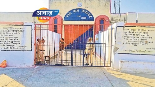 मंडल कारा में डीएम एसपी की छापेमारी, कैदी के पास से मोबाइल और नकद बरामद