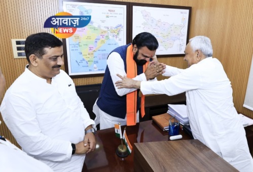 मुख्यमंत्री सम्राट चौधरी नीतीश कुमार से शिष्टाचार मुलाकात करते हुए