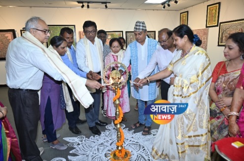 बापू टावर में अलका दास की चित्रों की प्रदर्शनी का उद्घाटन